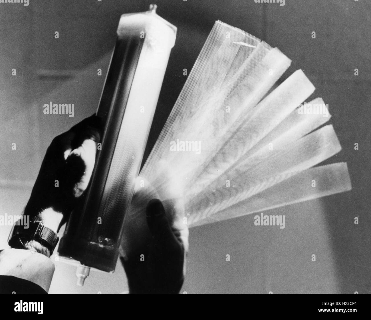 Erfolgreicher Suche nach Spezialklebstoffe für ein Synchrotron im AEC National Laboratory in Chicago auch das Hauptproblem bei der Entwicklung der künstlichen Niere gelöst: das Verkleben von vielen kurzen Längen aus Kunststoff, Schläuche, Chicago, Illinois, 1970. Bild mit freundlicher Genehmigung US Department of Energy. Stockfoto