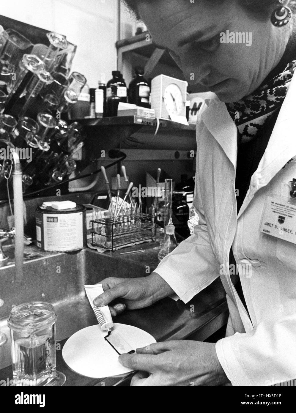 Ein Wissenschaftler führt arbeiten im Zusammenhang mit dem Studium der Zytogenetik des menschlichen Leukämie an der University of Chicago, Chicago, Illinois, 1975. Bild mit freundlicher Genehmigung US Department of Energy. Stockfoto