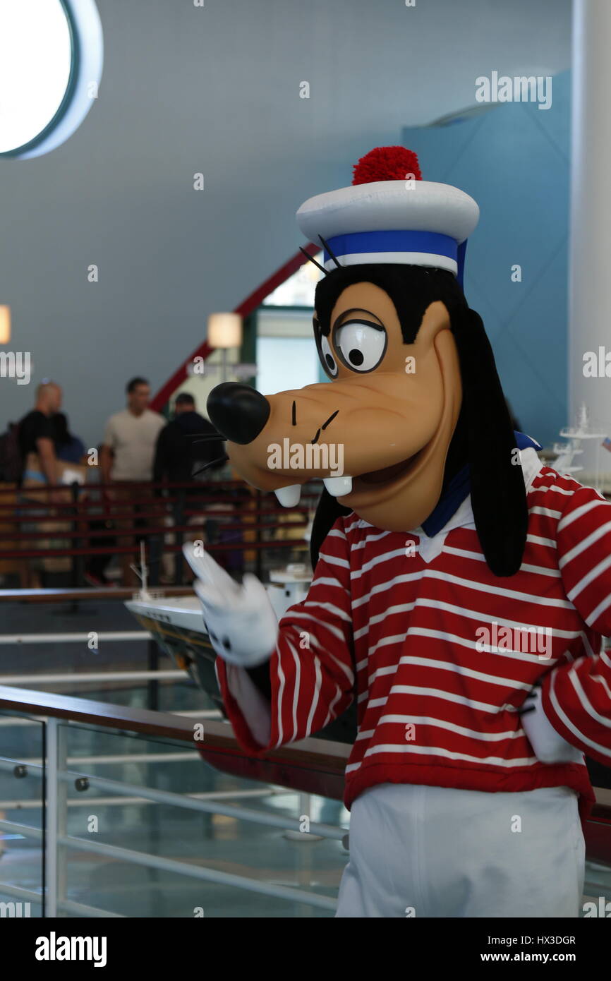 Goofy einladende Passagiere an Bord ein Disney Kreuzfahrtschiff. Stockfoto