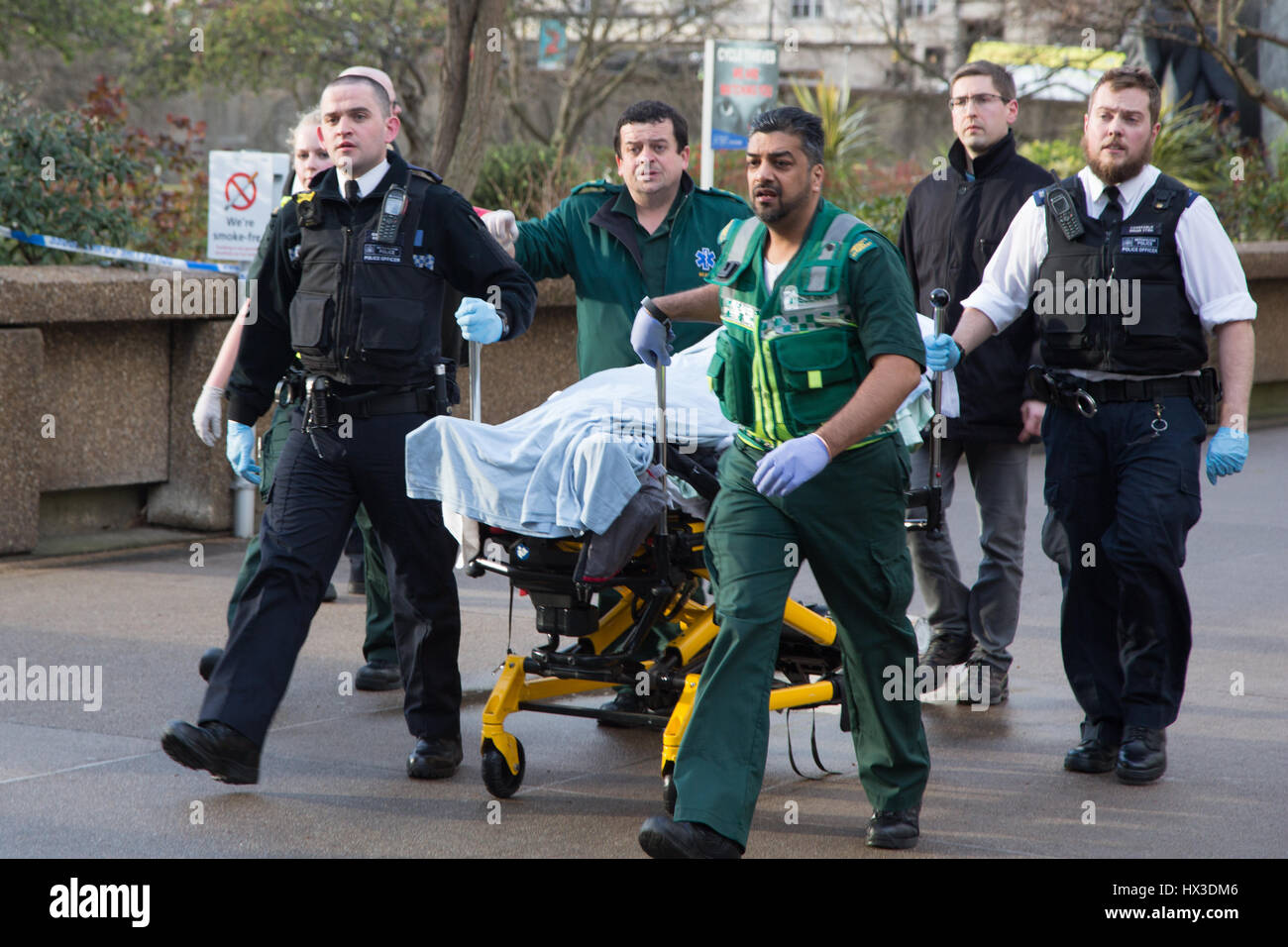 London UK 22. März 2017 Mitglied der Öffentlichkeit durch Sanitäter und Polizei in St. Thomas Hospital gebracht wird. Ein Polizist hat in der Nähe von erstochen worden Stockfoto