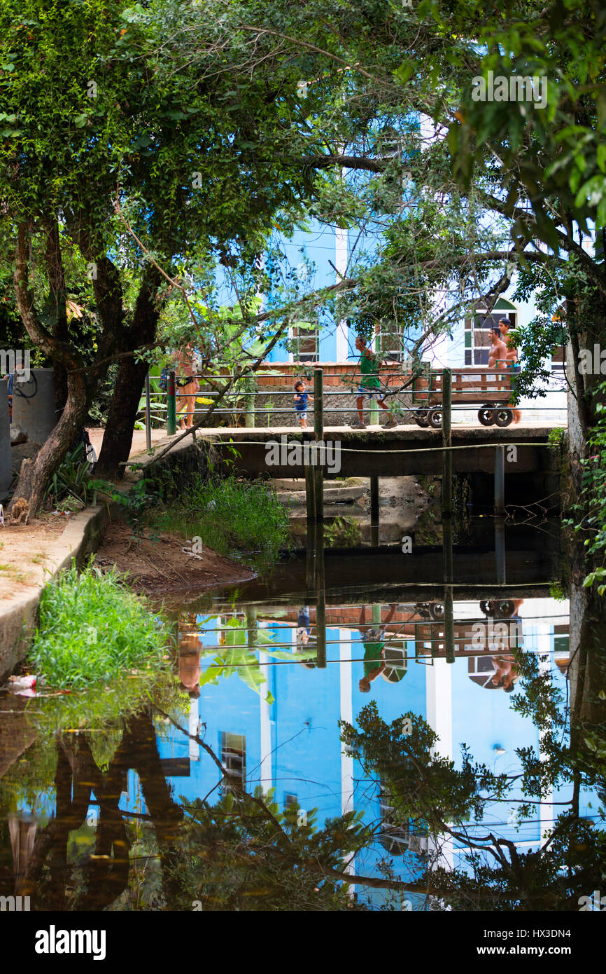 Inselbewohner spiegelt sich in dem Wasser des Flusses. Villa do Abraão, Ilha Grande, RJ, Brasilien. Stockfoto