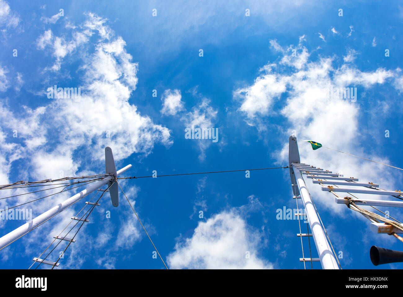 Masten auf einem Segelboot mit dem Himmel als Hintergrund. Ilha Grande, RJ, Brasilien. Stockfoto