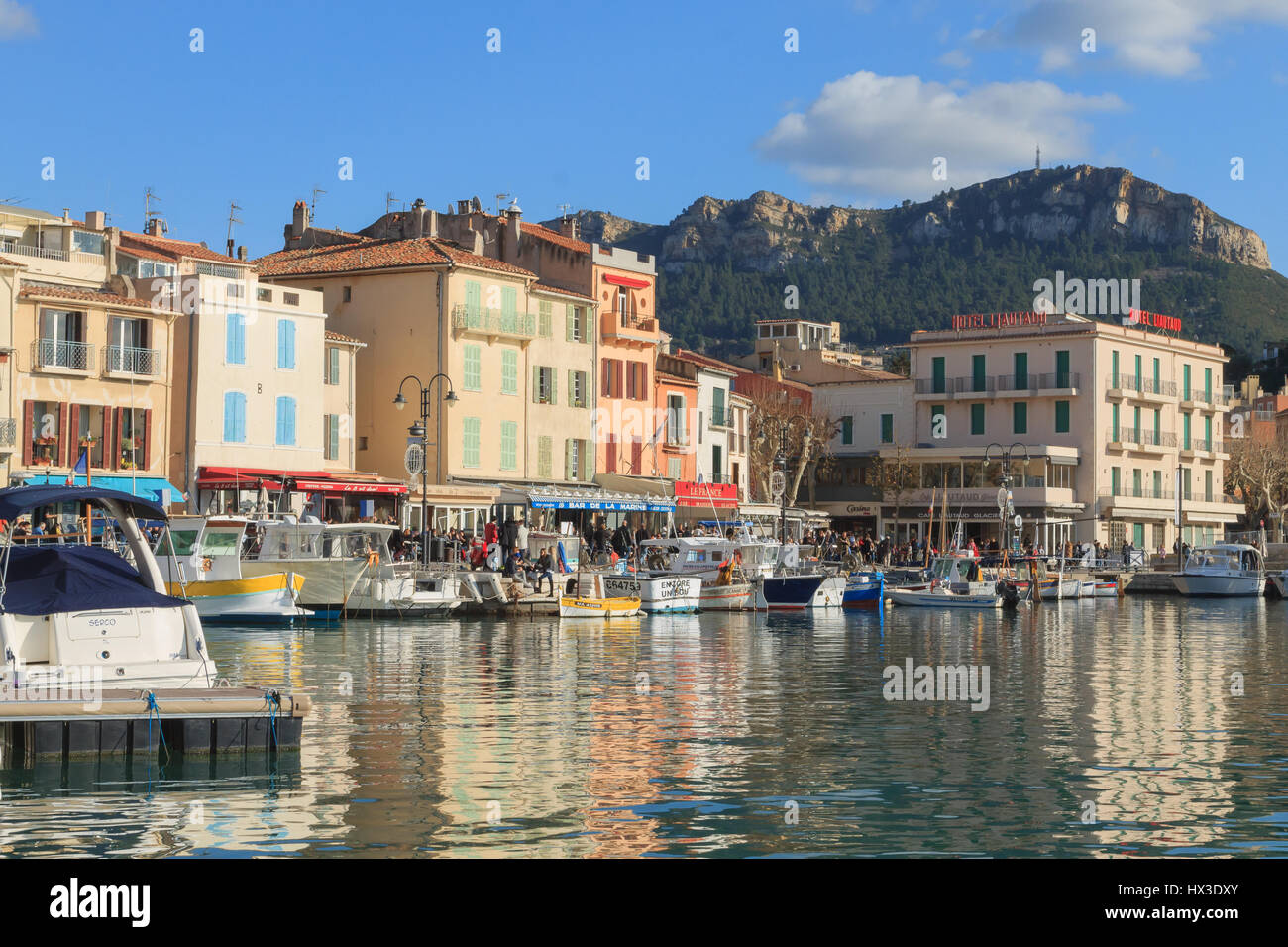 Bunte traditionelle Häuser an der Promenade in der Stadt Hafen von Cassis, Provence, Frankreich Stockfoto