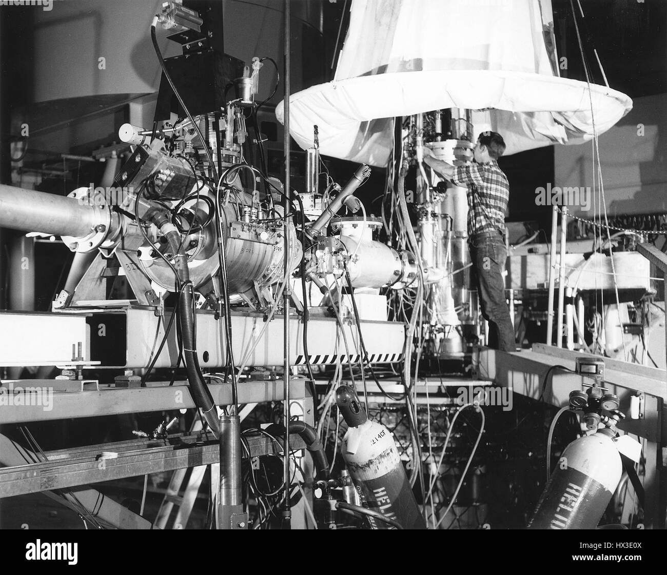 Ein Techniker arbeitet in den Zielbereich in der Stanford Linear Accelerator Endstation A, Kalifornien, 1968. Bild mit freundlicher Genehmigung US Department of Energy. Stockfoto