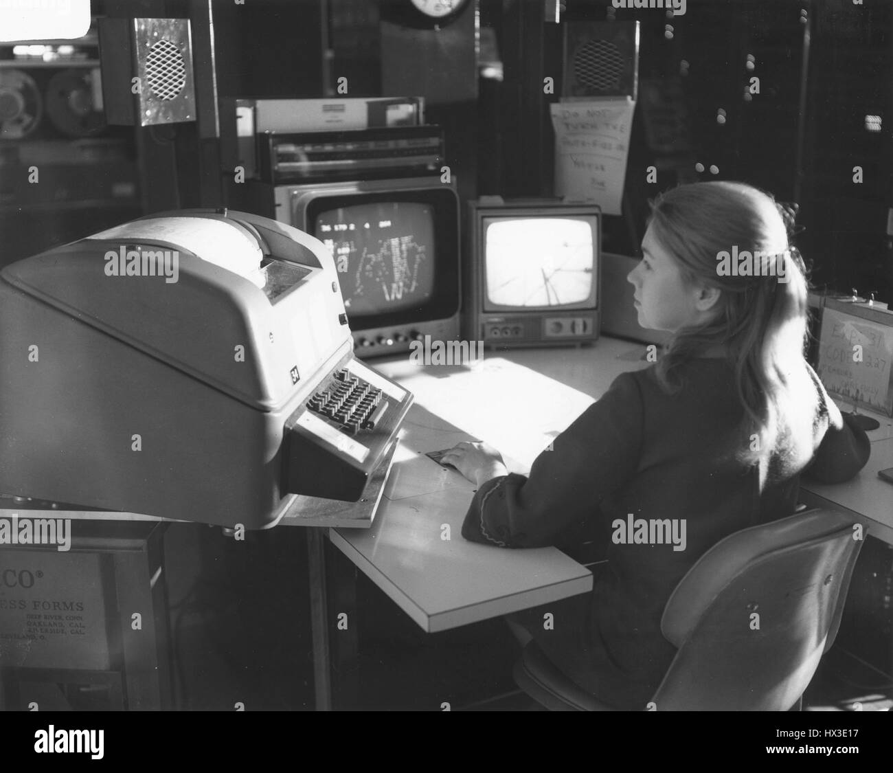 Ein Techniker liest Fotos, auf denen die Spuren von Partikeln in einer Blasenkammer, 1968. Bild mit freundlicher Genehmigung US Department of Energy. Stockfoto