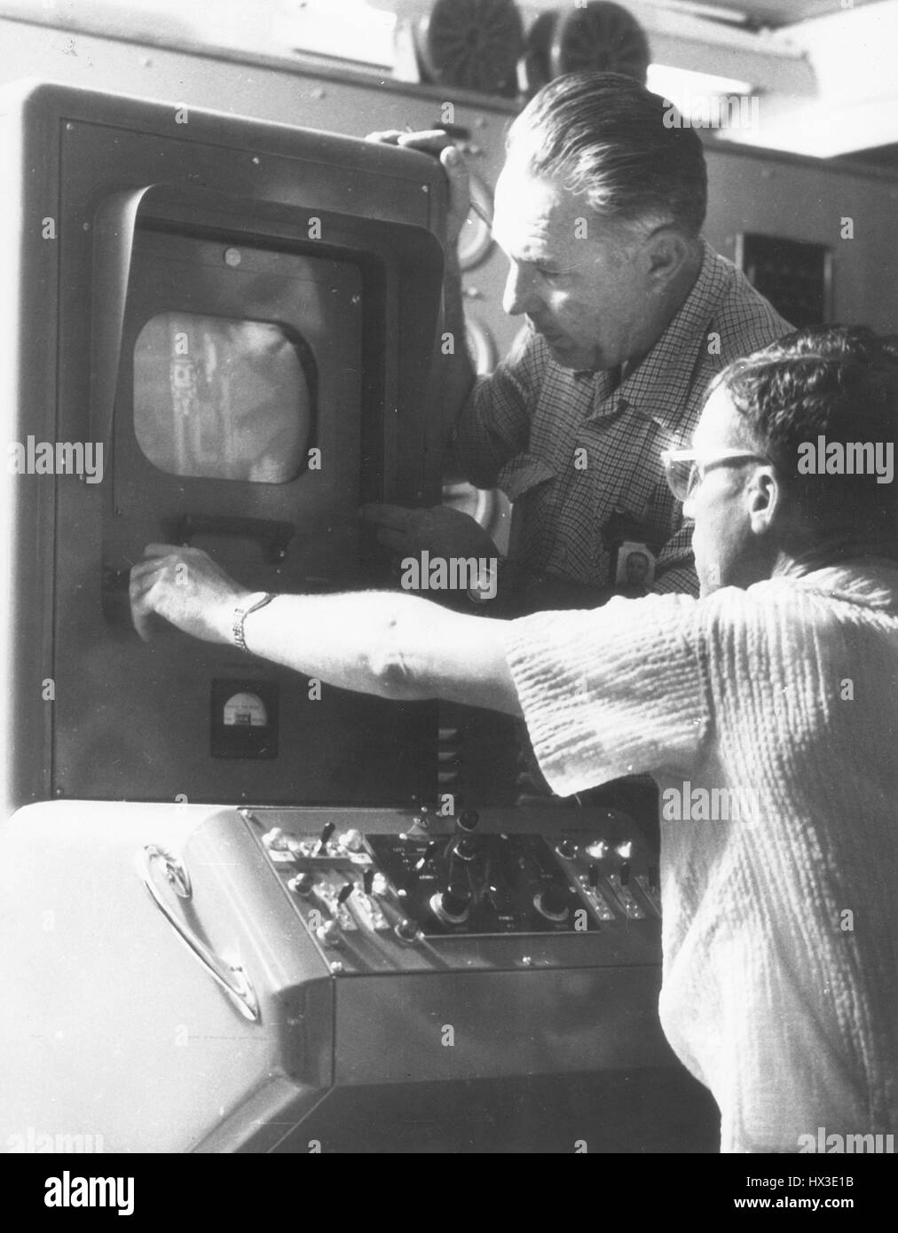 General Electric Ingenieure untersuchen ein Bild auf dem Fernseher während der Überprüfung Reaktor Ausrüstung in einem Kontrollraum am Atomkraftwerk Hanford, Washington, 1957. Stockfoto