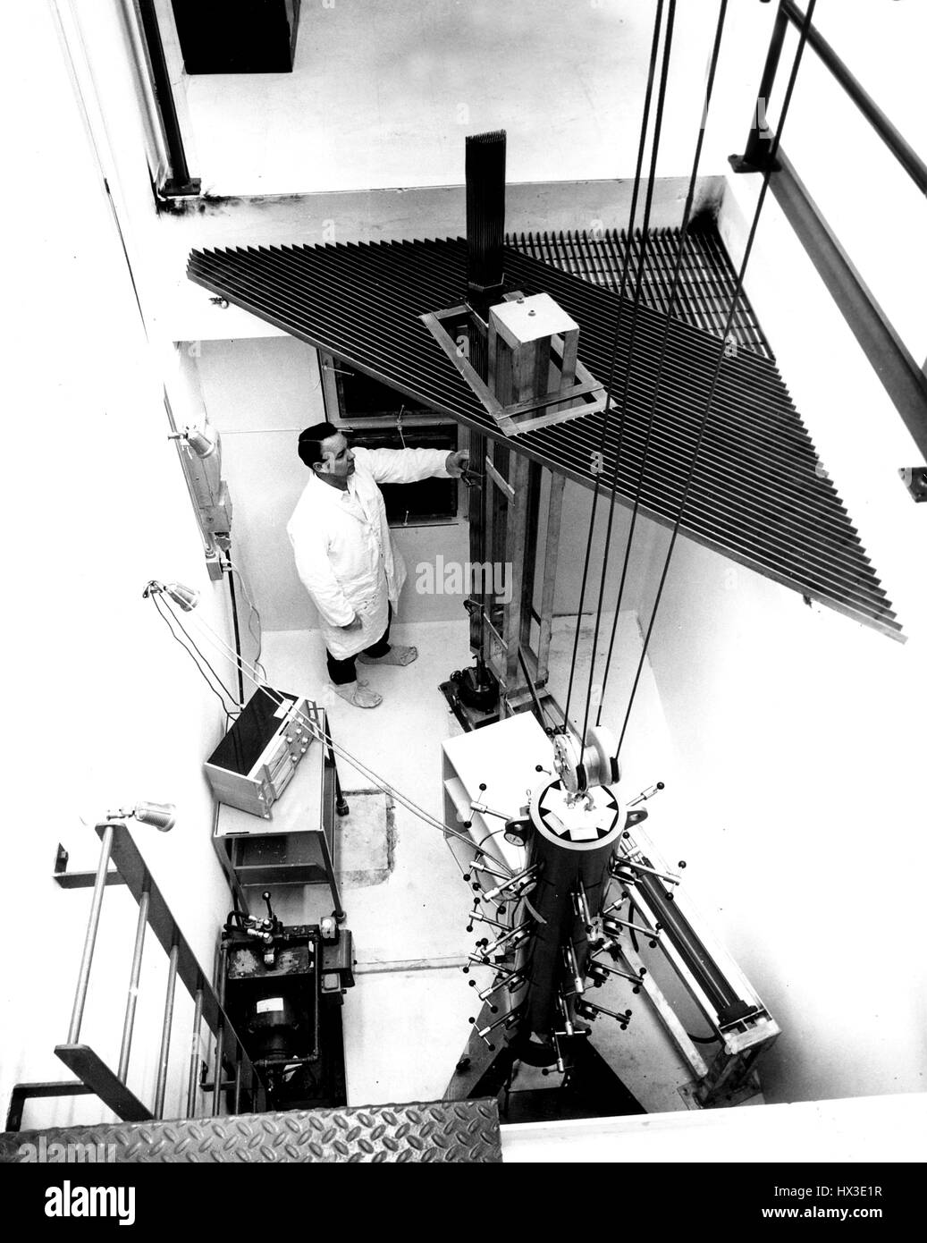 WADCO Techniker Mode Baugruppen zu einem Brennstoff Bündel, 1971. Bild mit freundlicher Genehmigung US Department of Energy. Stockfoto