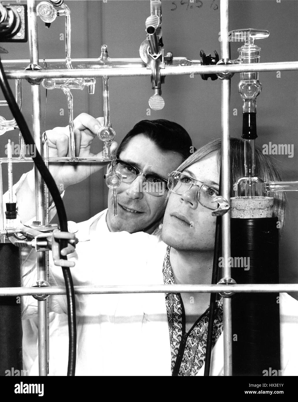 Werkstudent betreibt ein Glühen Wärmeeinheit für Helium-Gas-Release-Tests mit Hilfe der Oberingenieur Westinghouse Company Hanford, Washington, 1974. Bild mit freundlicher Genehmigung US Department of Energy. Stockfoto