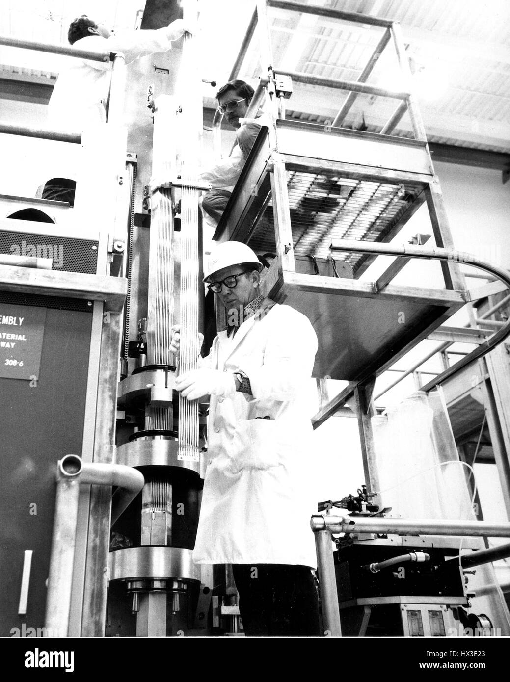 Techniker mit der Firma Westinghouse Hanford arrangieren Kraftstoff Stifte für sechseckige Brennelement, Washington, 1965. Bild mit freundlicher Genehmigung US Department of Energy. Stockfoto