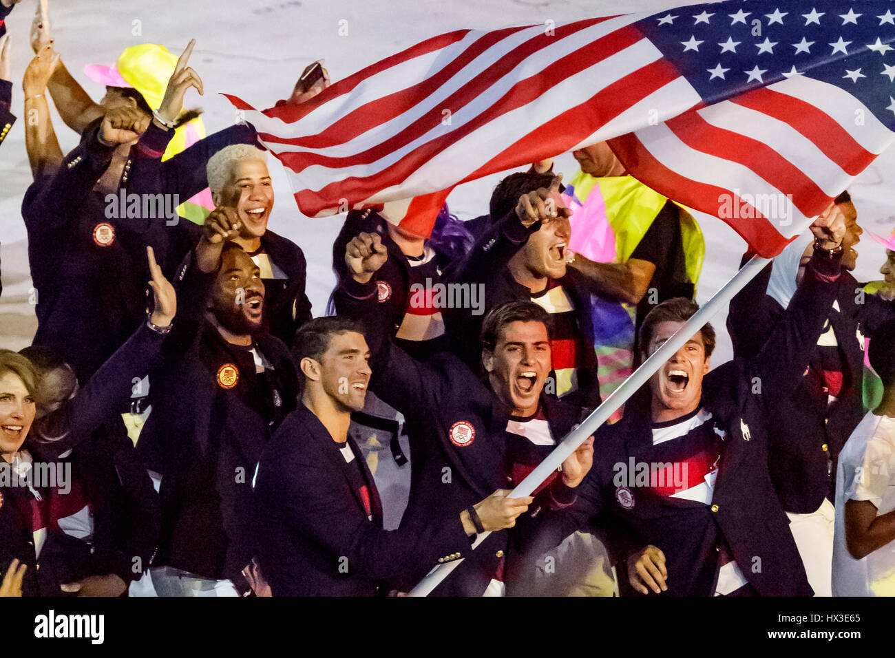 Rio De Janeiro, Brasilien. 5. August 2016 Michael Phelps USA Flagge Träger bei der Olympischen Sommer-Spiele-Eröffnungsfeier. © Paul J. Sutton/PCN-Fotografie. Stockfoto