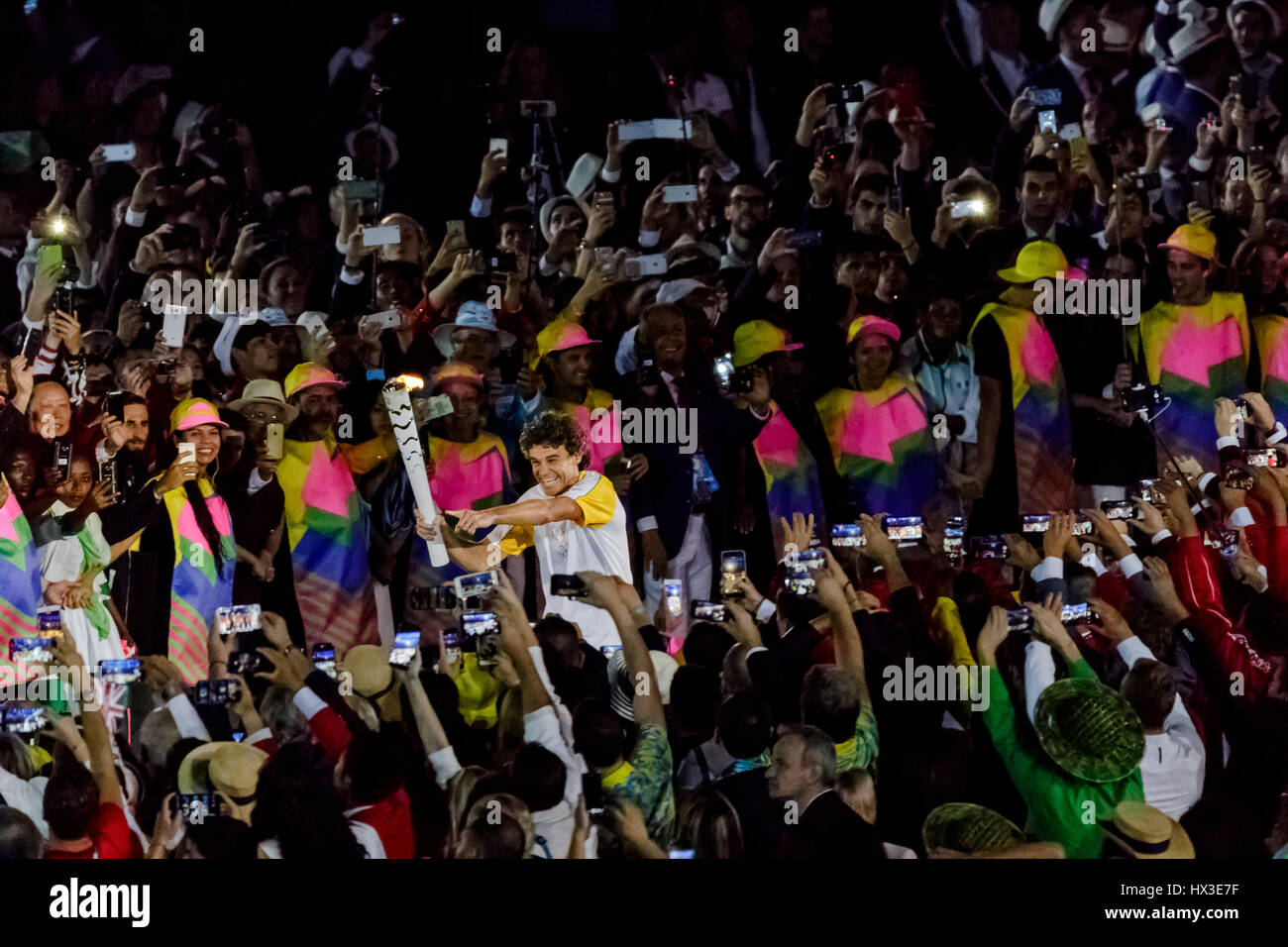 Rio De Janeiro, Brasilien. 5. August 2016 Gustavo Kuerten mit der Olympischen Fackel in das Stadion für die Olympischen Sommer-Spiele Eröffnungsfeier. © Paul J. Stockfoto