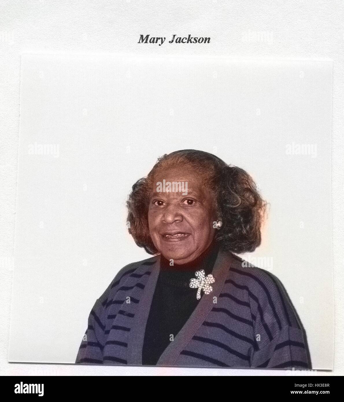 NASA Arbeitnehmerin Mary Jackson, der gehörte einer Gruppe von Mitarbeitern, bekannt als 'menschliche Computer', 1965. Bild mit freundlicher Genehmigung NASA. Hinweis: Bild wurde digital eingefärbt wurde mit einem modernen Verfahren. Farben können Zeit ungenau sein. Stockfoto