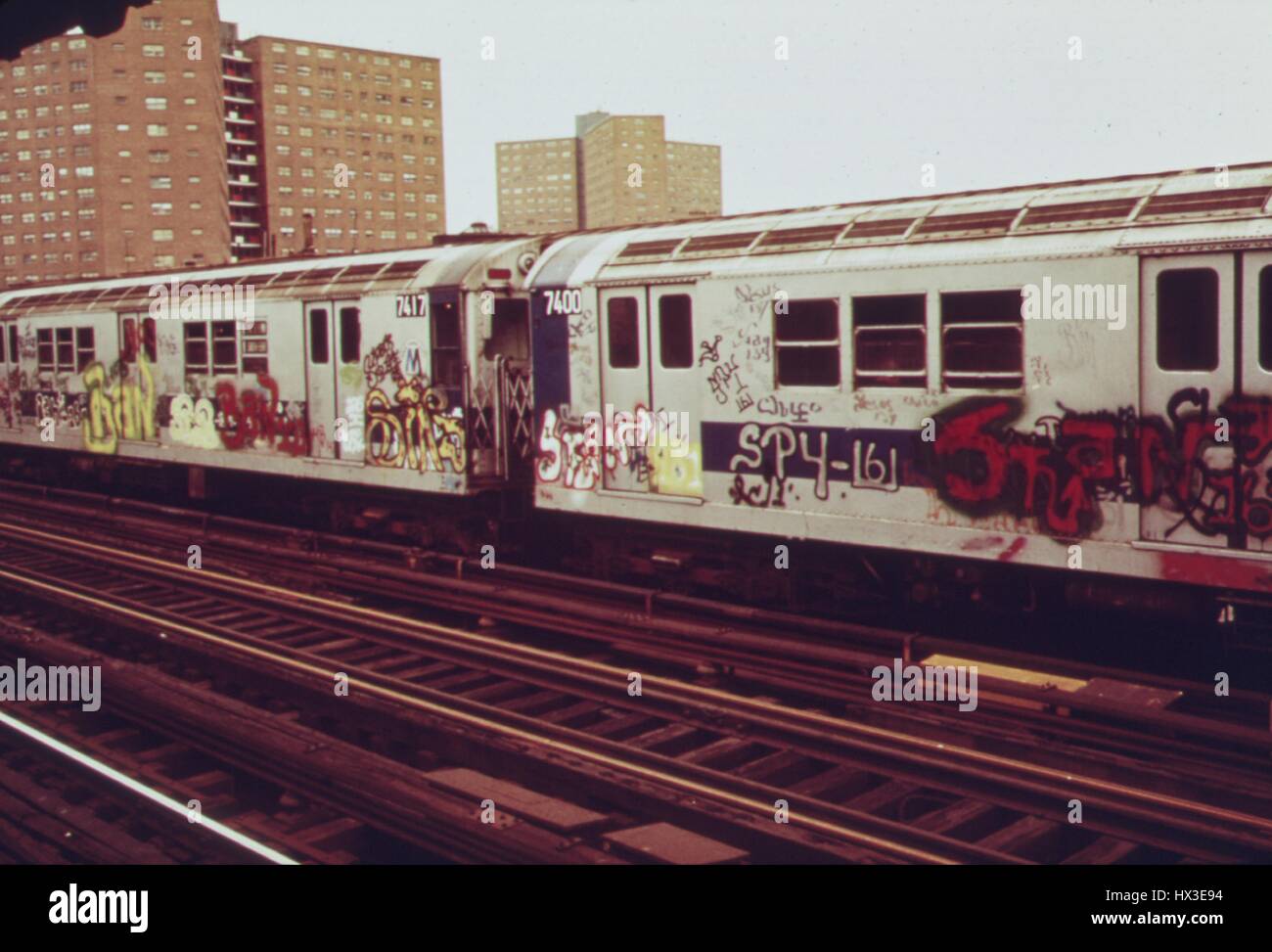 U-Bahn-Wagen mit umfangreichen Graffiti-Tags markiert durchläuft eine Station, New York City, New York, Mai 1973. Bild mit freundlicher Genehmigung National Archives. Stockfoto