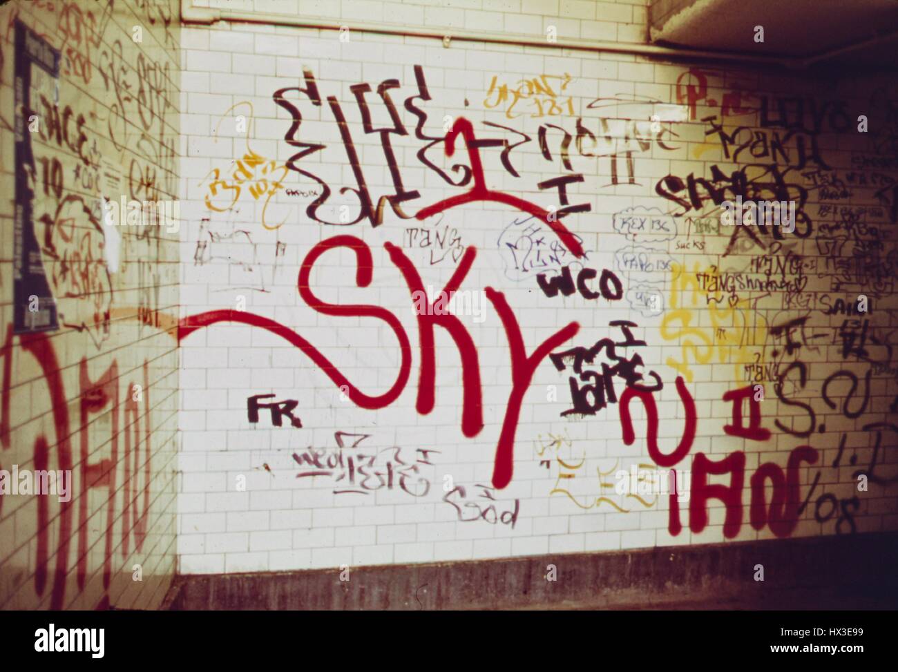 Wand von der u-Bahnstation 116th Street in East Harlem, New York City, New York mit umfangreichen Graffiti, Mai 1973. Bild mit freundlicher Genehmigung National Archives. Stockfoto