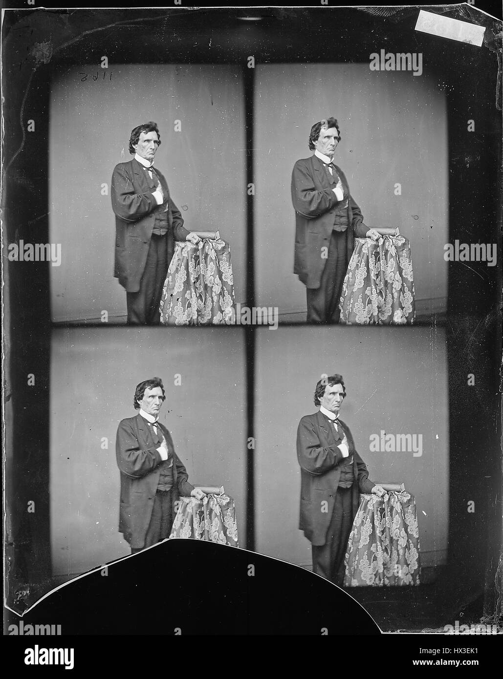 Drei Viertel Länge ständigen Porträt von Pennsylvania Politiker Thaddeus Stevens 1863 an einen Tisch gelehnt. Bild mit freundlicher Genehmigung National Archives. Stockfoto