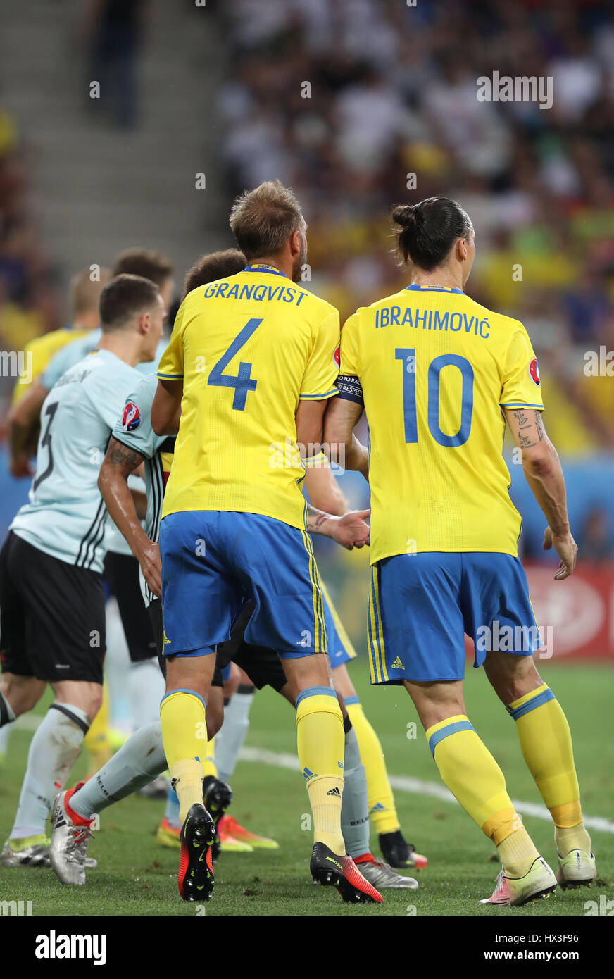 Nizza, Frankreich - 22. Juni 2016: Schwedisch (in gelb) und belgischen Spieler kämpfen mit einander für einen Ball während der UEFA EURO 2016 Spiel bei Allianz Riv Stockfoto
