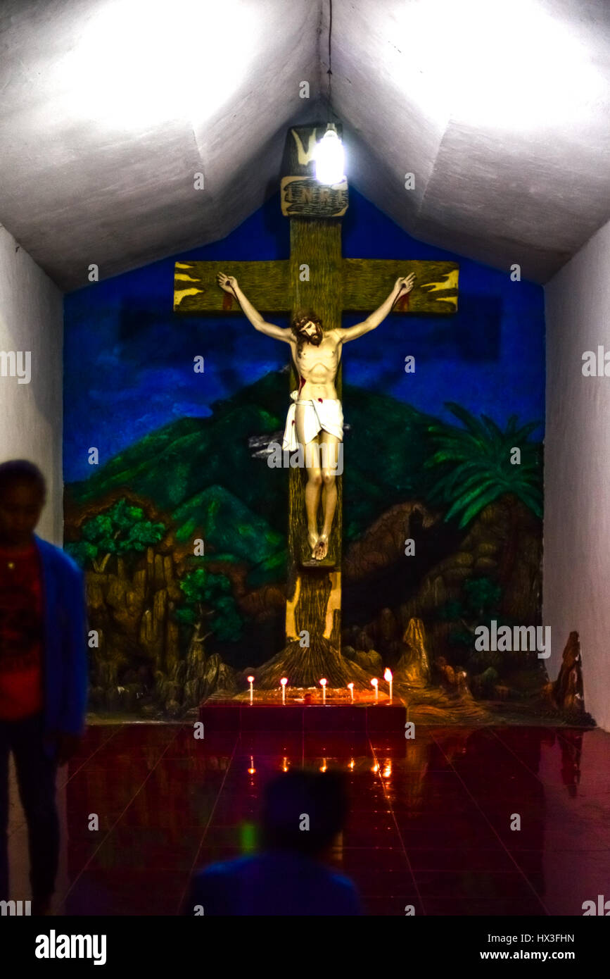 Die Statue von der Kreuzigung Jesu in einer Kapelle Schrein Kammer in Larantuka, Indonesien. Stockfoto
