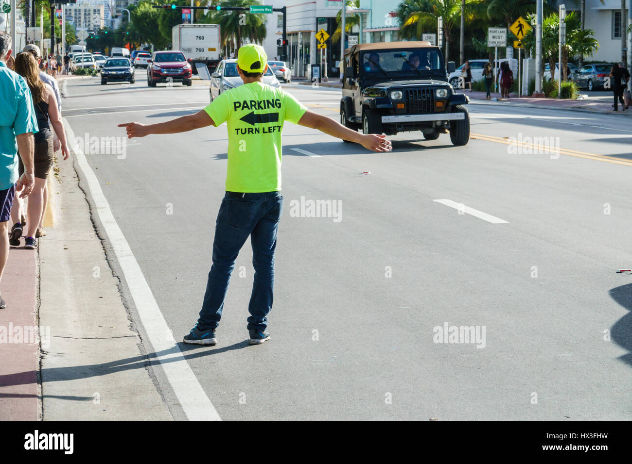 Miami Beach Florida, Collins Avenue, Straßenszene, Verkehr, Männer männlich, Parkplatz, Garage, Parkwächter, T-Shirt, Werbung, zeigen, Job, FL17021 Stockfoto