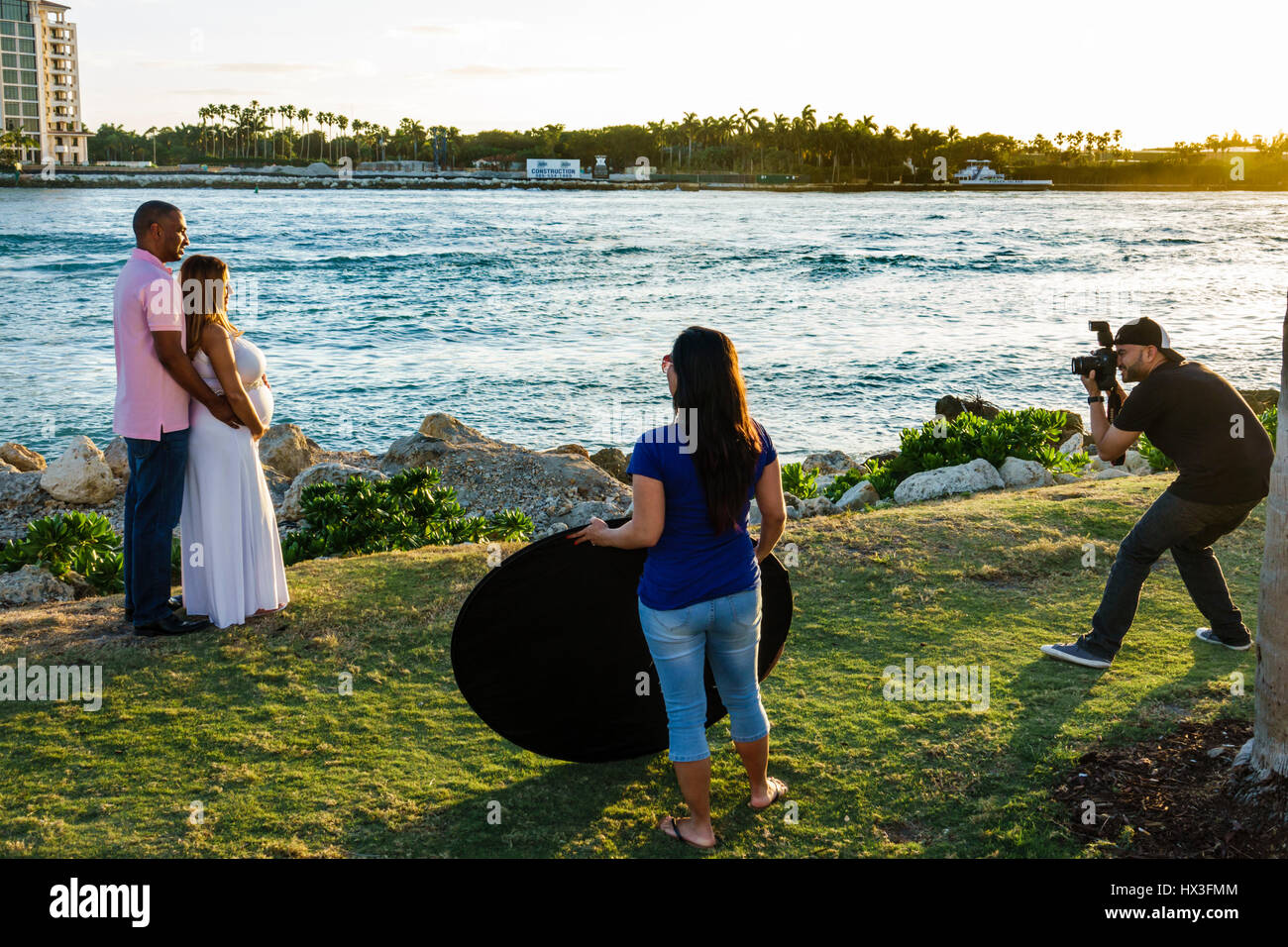 Miami Beach Florida, South Pointe Park, Wasser, öffentlicher Park, Erwachsene Erwachsene Erwachsene Männer Männer, Frau Frauen weibliche Dame, Fotograf, posiert, schwanger, Schwangerschaft schießen Stockfoto