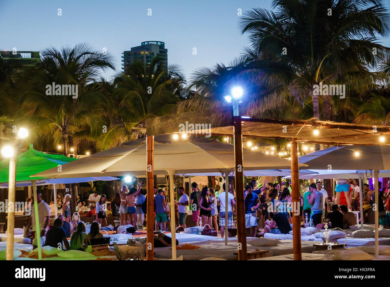 Miami Beach Florida, Ocean Drive, Nikki Beach Club, Restaurants, Restaurants, Restaurants, Restaurants, Restaurants, Cafés, Lifestyle, Cabana Bar, Outdoor, Menschenmenge, Freizeit, Sonnenschirme, FL Stockfoto