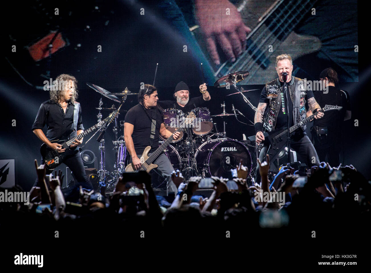 Hong Kong, China. 20. Januar 2017. James Hetfield von Metallica, Lars Ulrich, Kirk Hammett und Robert Trujillo führen in der AsiaWorld-Expo. Stockfoto