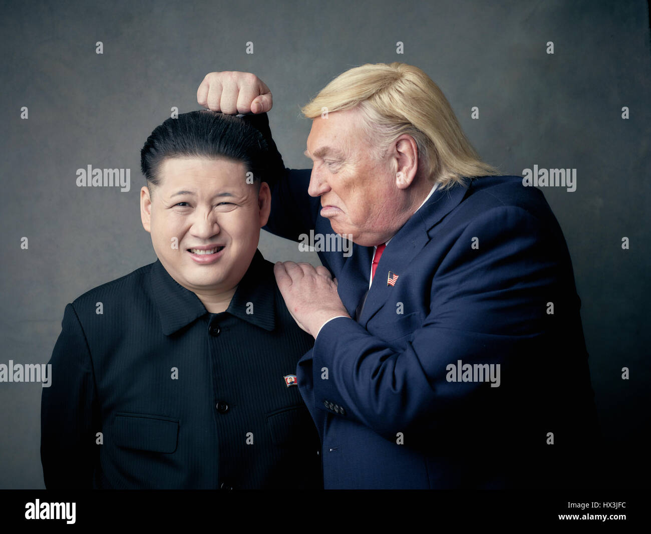 Präsident Donald Trump Doppelgänger und obersten Führer von Nordkorea Kim Jong-Un Lookalike Porträt zu schießen.  Eine unwahrscheinlich Liebesgeschichte der beiden Diktatoren. Stockfoto