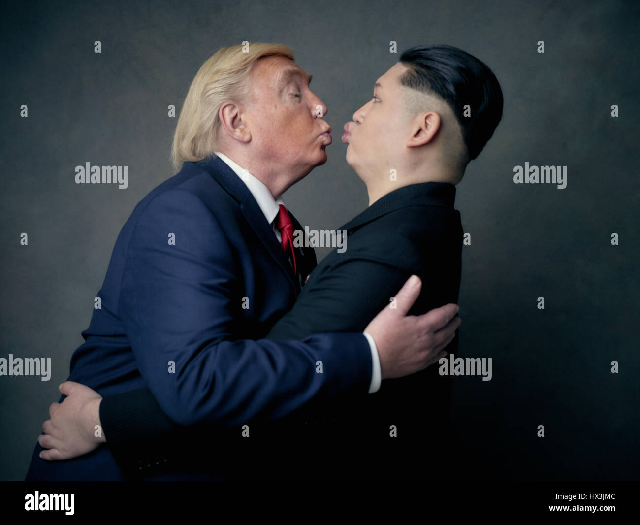 Präsident Donald Trump Doppelgänger und obersten Führer von Nordkorea Kim Jong-Un Lookalike Porträt zu schießen.  Eine unwahrscheinlich Liebesgeschichte der beiden Diktatoren. Stockfoto