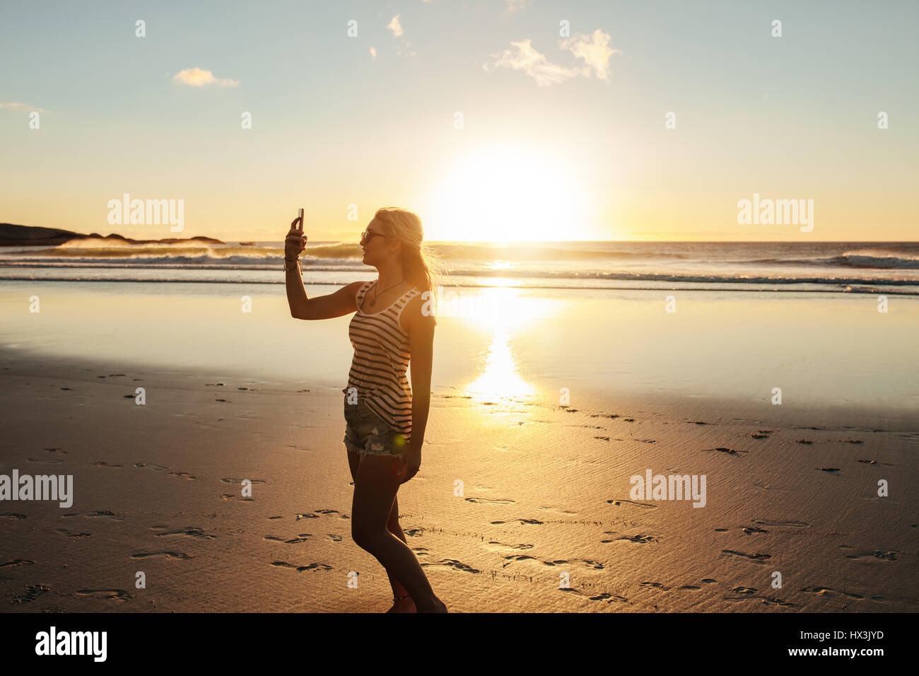 Schöne junge Frau nehmen Selfie am Strand. Frau unter Selbstportrait am Meeresufer. Stockfoto