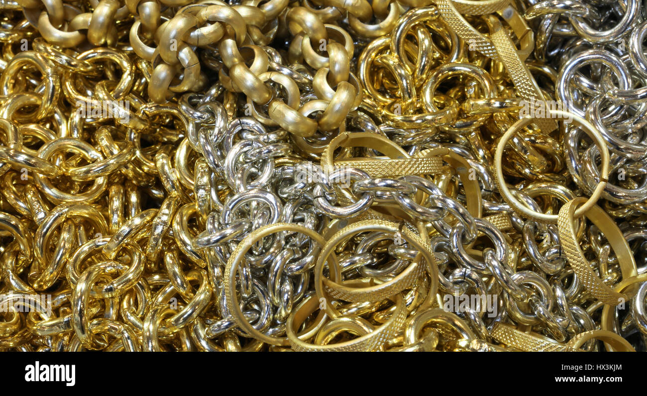 Hintergrund mit gefälschten gold Ketten und Halsketten und gefälschten Schmuck reicht für den Verkauf im shop Stockfoto