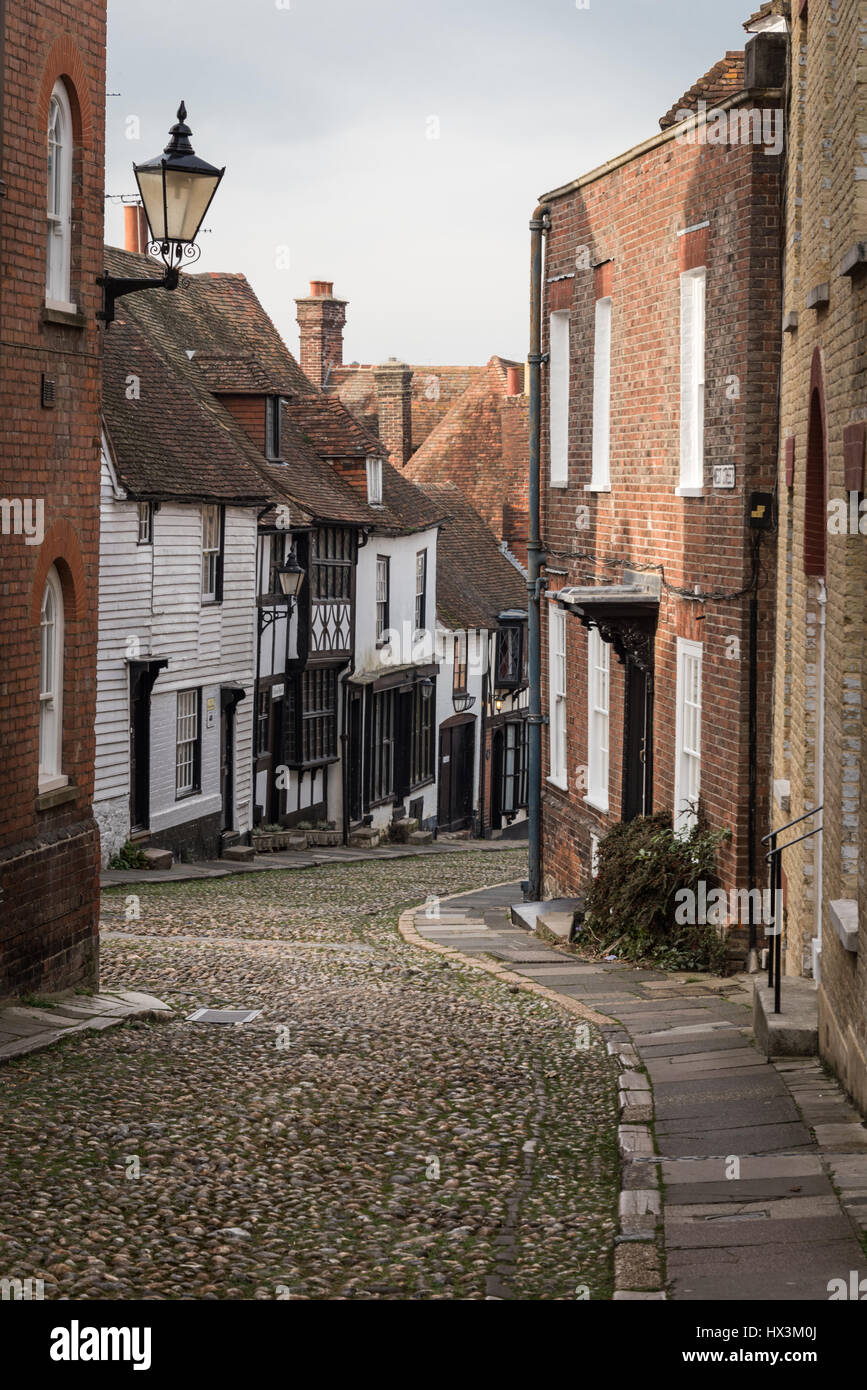 Einen alten verwinkelten gepflasterte Straße in Rye Stockfoto