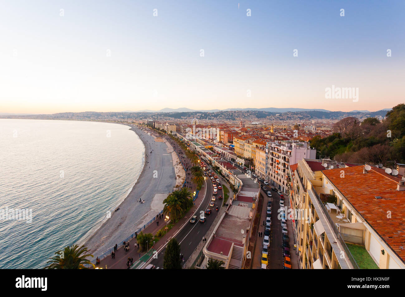 Schöner Strand Tag Landschaft, Frankreich.  Schöner Strand und der berühmten Promenade der Engländer, Promenade des Anglais. Berühmte französische Touristenort Stockfoto