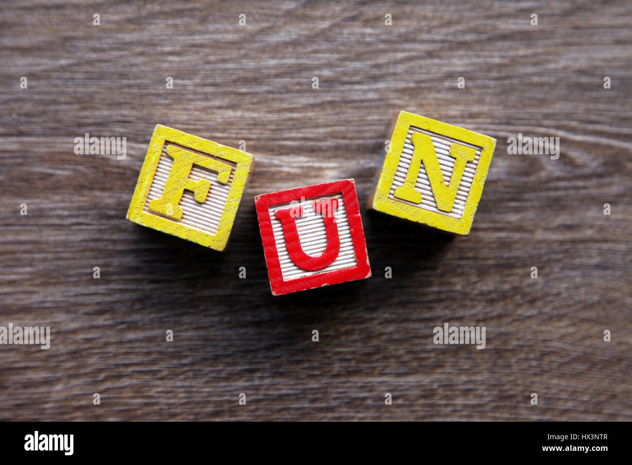 Wort-Spaß mit Holz-Block-Buchstaben-Alphabet geschrieben Stockfoto