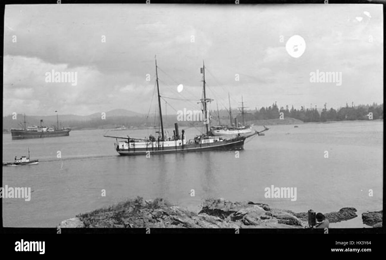 HMCS Karluk, ein kanadisches Schiff, im Hafen von Esquimalt, British Columbia, von Rudolph Martin Anderson, einem kanadischen Künstler, 1913. Stockfoto