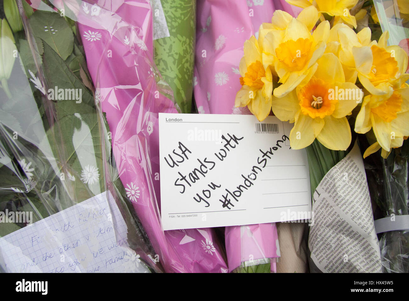 London, UK. 24. März 2017. Floral Tribute und persönliche Nachrichten befinden sich die Öffentlichkeit in der Nähe der Stelle wo die Terroranschläge in Westminster Credit fand: Amer Ghazzal/Alamy Live-Nachrichten Stockfoto