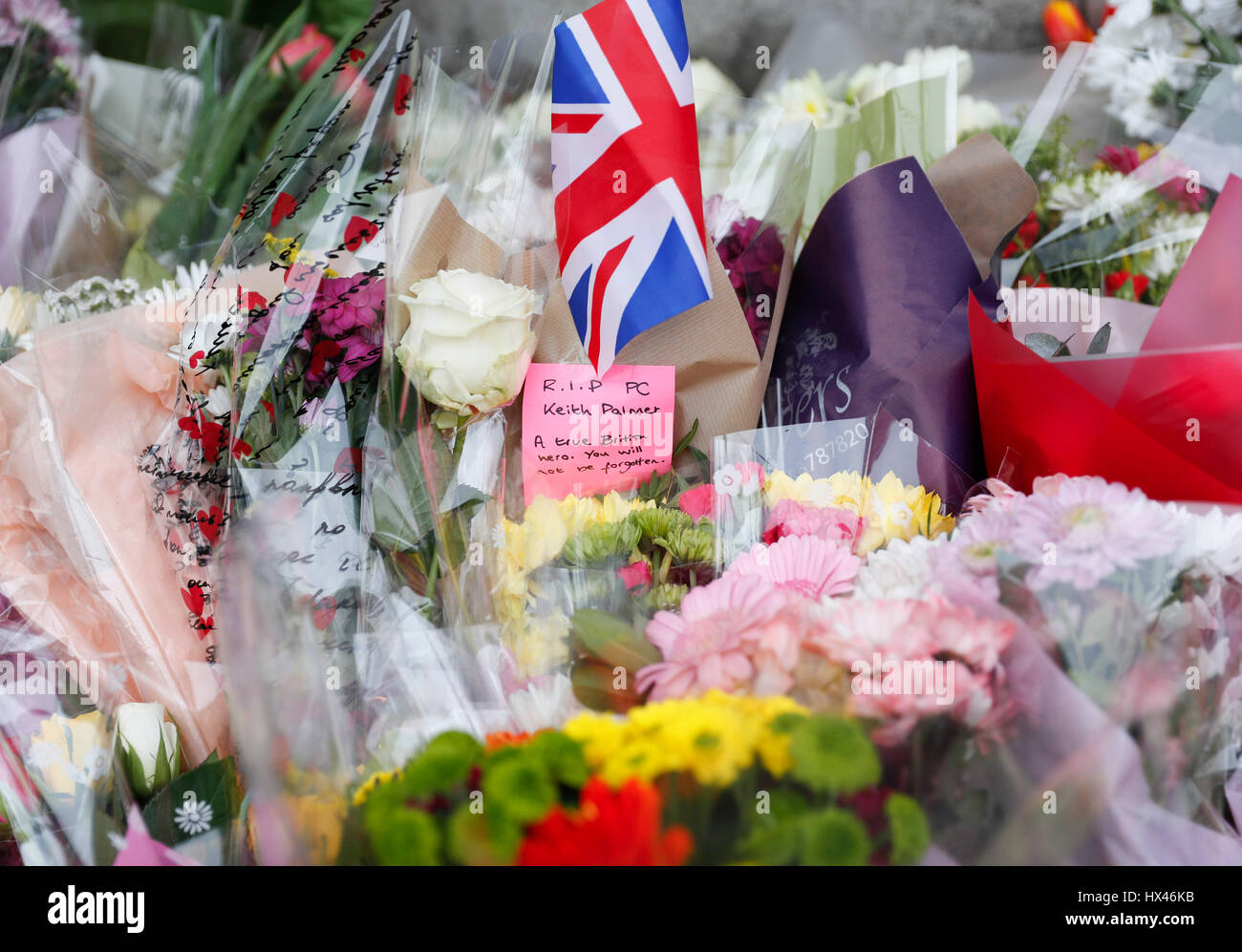 London, UK. 24. März 2017. Westminster-Terror-Anschlag im Zentrum von London. Florale Hommagen an die Opfer gelten außerhalb der Houses of Parliament, zwei Tage nach dem März 22 Westminster Terror-Anschlag in central London, Großbritannien am 24. März 2017. Bildnachweis: Han Yan/Xinhua/Alamy Live-Nachrichten Stockfoto