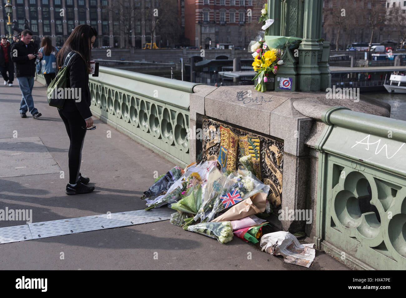 London, UK. 24. März 2017. Londoner verlassen floral Tribute an die Opfer des Terroranschlags auf Westminster Bridge. Bildnachweis: Bettina Strenske/Alamy Live-Nachrichten Stockfoto