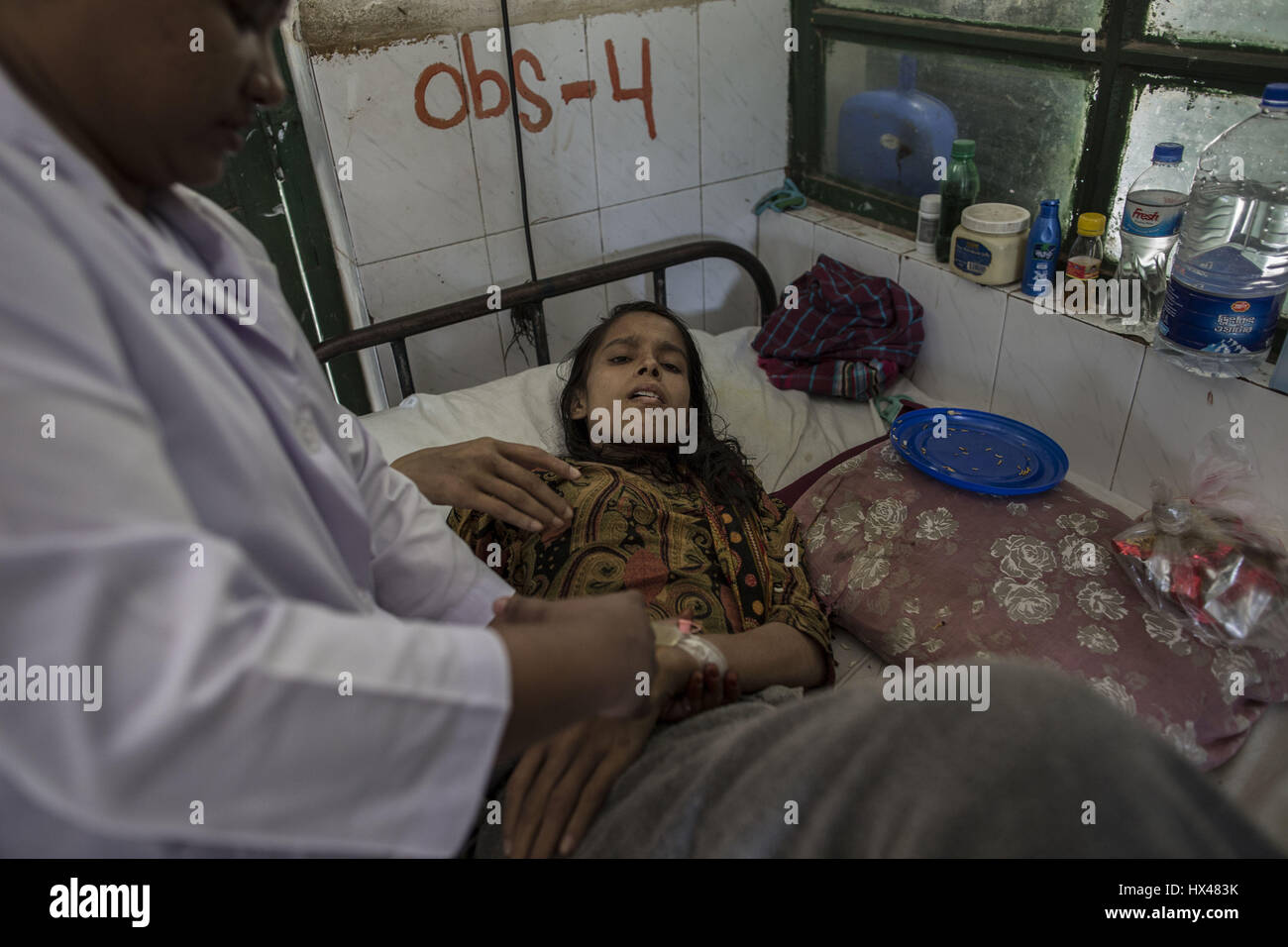 Dhaka, Bangladesch. 24. März 2017. Ein TB-Patient erhält eine tägliche Injektion am National Institute of Diseases von Brust und Krankenhaus auf Welt-Tuberkulose-Tag in Dhaka, Bangladesch, Freitag. Tuberkulose (TB) ist ein weltweit öffentliches Gesundheitsproblem. Der Vorfall von TB ist viel höher in Entwicklungsländern wie Bangladesch. Das Land zählt Sechster 22 höchste Belastung TB Länder der Welt. Bildnachweis: Probal Rashid/ZUMA Draht/Alamy Live-Nachrichten Stockfoto