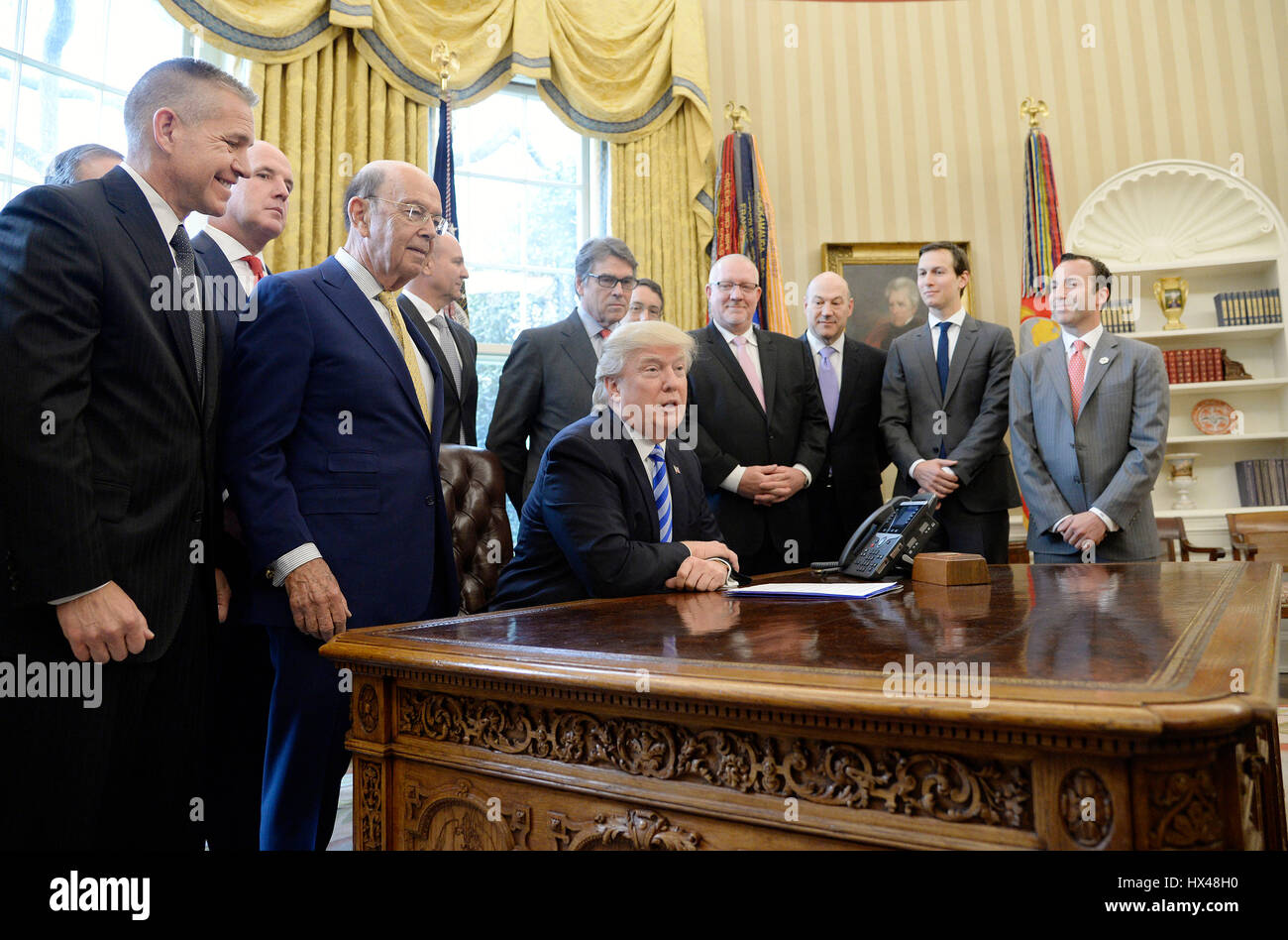 Washington, DC. 24. März 2017. US-Präsident Donald Trump spricht bei einem National Economic Council treffen wo er unterzeichnet, was er beschrieben als eine "Erlaubnis" für den Bau der Keystone XL Pipeline im Oval Office des weißen Hauses am 24. März 2017 in Washington, DC. Bildnachweis: Olivier Douliery/Pool über CNP - NO-Draht-SERVICE - Foto: Olivier Douliery/Consolidated/Dpa/Alamy Live News Stockfoto