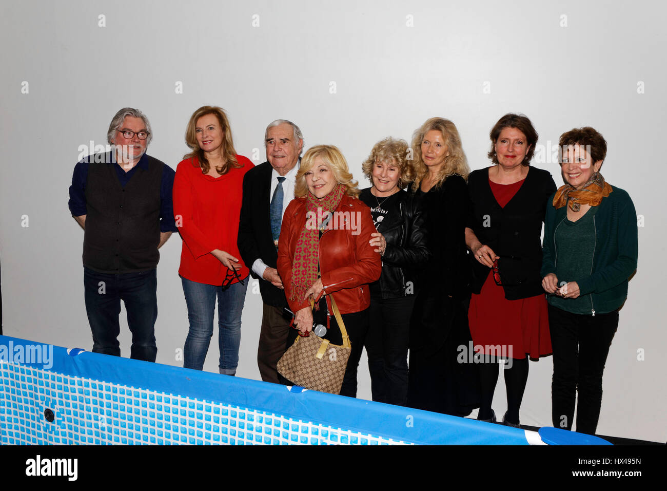 Paris, Frankreich. 24. März 2017. Christian Rauth, Valérie Trierweiler, Julien Lauprêtre, Nicoletta, Régine Teyssot, Christiane Jean, Arielle Boulin-Prat und Catherine Laborde die Abschlussveranstaltung der Kampagne Don'actions aus der französischen Secours Populaire in Paris, Frankreich zu besuchen. Bildnachweis: Bernard Menigault/Alamy Live-Nachrichten Stockfoto