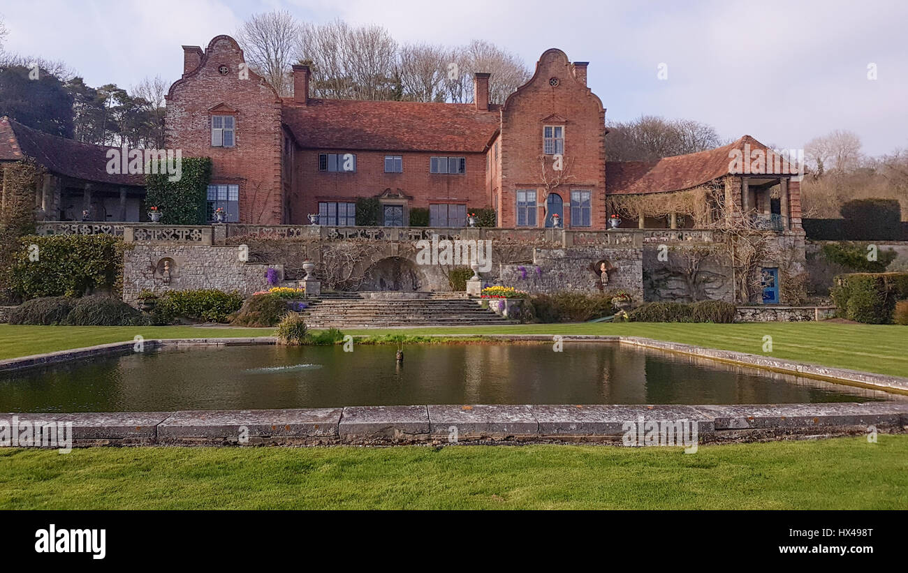 London, UK. 24. März 2017: Allgemeine Blick auf den Port Lympne Mansion Hotel und Landschaftsgärten, entworfen von Architekt Sir Herbert Baker für Sir Philip Sassoon.  Port Lympne Reserve in der Nähe der Stadt Hythe, Kent, England liegt inmitten von 600 Hektar und beinhaltet die historischen Herrenhaus und Landschaftsgärten. © David Mbiyu/Alamy Live-Nachrichten Stockfoto