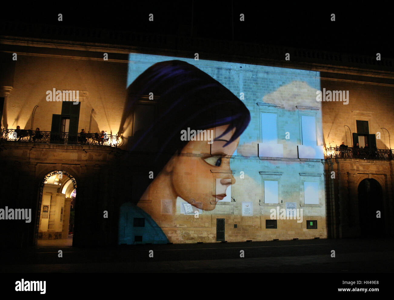 Valletta. 24. März 2017. Foto aufgenommen am 24. März 2017 zeigt eine Multimedia-Projektion zum Gedenken an den 60. Jahrestag des Vertrags von Rom an der Fassade der Großmeisterpalast in Valletta, Malta. Bildnachweis: Yuan Yun/Xinhua/Alamy Live-Nachrichten Stockfoto