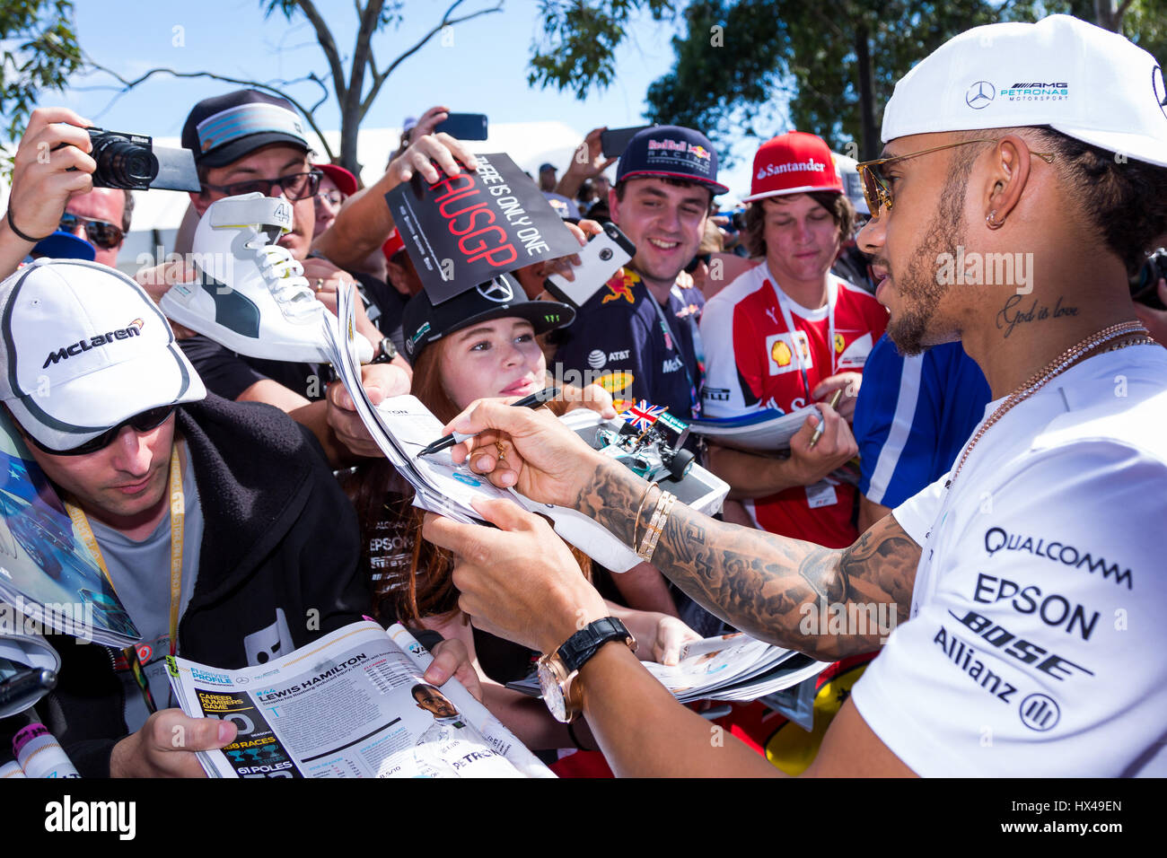 Melbourne, Australien. 25. März 2017. Lewis Hamilton Autogramme für die Fans während der 2017 Formel 1 Rolex Australian Grand Prix, Australien am 25. März 2017. Bildnachweis: Dave Hewison Sport/Alamy Live-Nachrichten Stockfoto