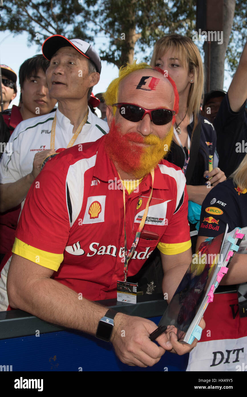 Melbourne, Australien. 25. März 2017. Australian Formula One Grand Prix Zuschauer warten am "Walk" Melbourne für die Autogramme vor dem dritten Training vor der australischen Formel Eins Grand Prix im Albert Park Circuit in Melbourne, Australien am 25. März 2017. Die Australian Formula One Grand Prix stattfinden am 26. März in Melbourne. Bildnachweis: Bai Xue/Xinhua/Alamy Live-Nachrichten Stockfoto