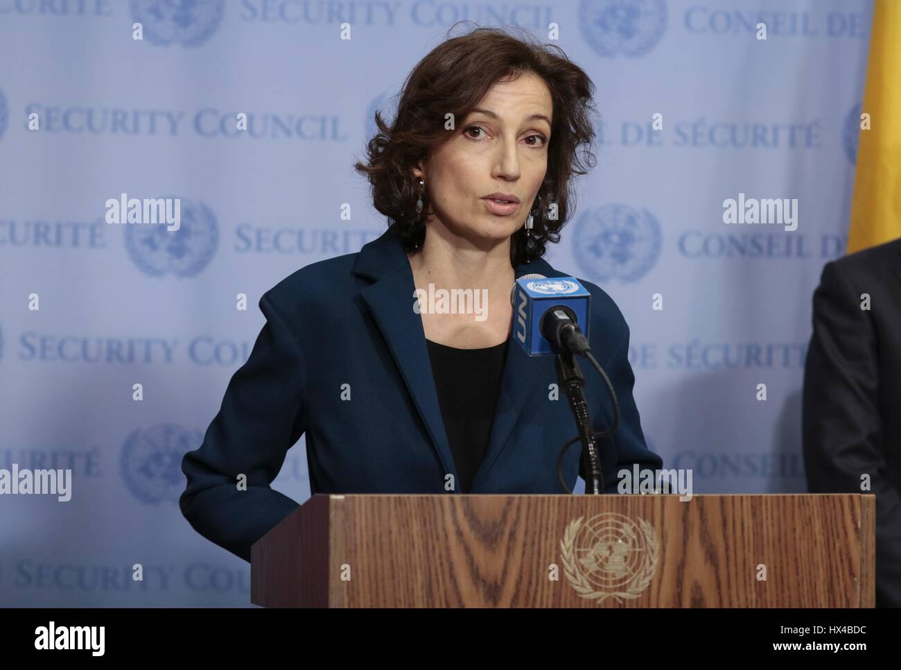 Vereinte Nationen, New York, USA, begegnen 24. März 2017 - Audrey Azoulay, Minister für Kultur und Kommunikation von Frankreich während einer Pressekonferenz heute sich im UN-Hauptquartier in New York nach ihrer Sitzung des Sicherheitsrats. Einstimmig verabschiedete der Sicherheitsrat die Resolution 2347 (2017), die rechtswidrige Zerstörung des kulturellen Erbes im Zusammenhang mit bewaffneten Konflikten, insbesondere durch terroristische Gruppen zu verurteilen. Die Auflösung auch ersucht die Mitgliedstaaten, die erforderlichen Schritte zu verhindern und gegen den unerlaubten Handel und Handel mit Kulturgut mit Ursprung in einem Kontext von bewaffneten Konflikten, insbesondere Stockfoto