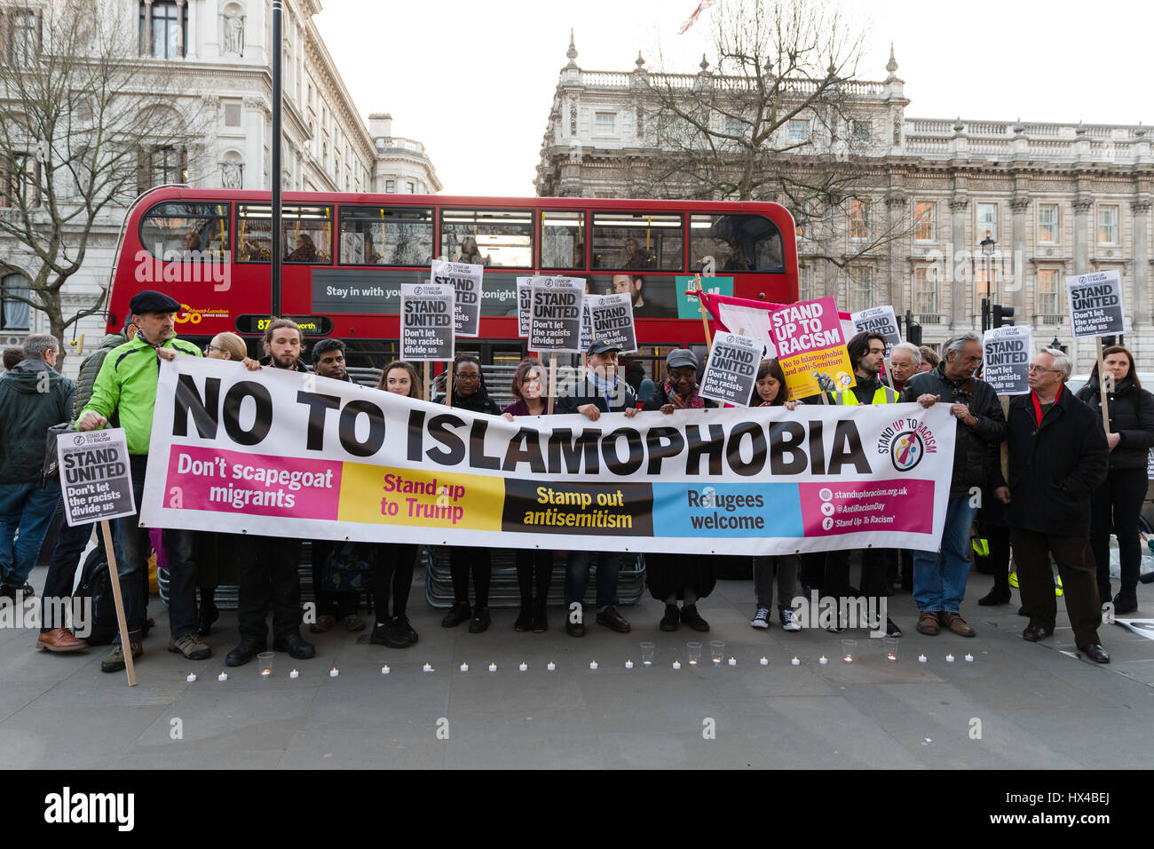 London, UK. 24. März 2017. Stehen bis zum Rassismus und muslimischen Engagement und Entwicklung (MEND) halten ein Protest und Einheit Mahnwache gegen Rassismus und Islamfeindlichkeit gegenüber Downing Street vor dem Hintergrund des Angriffs am Palace of Westminster, die vier Personen, darunter ein Polizist tot am 22. März verlassen. Die Teilnehmer hielten Banner lesen "United stehen. Lassen Sie sich nicht die Rassisten, die uns trennen ". Bildnachweis: Vickie Flores/Alamy Live-Nachrichten Stockfoto