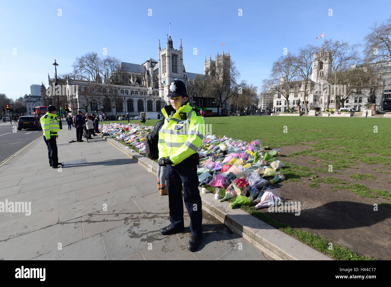 Nach dem Terroranschlag auf das Parlament am Mittwoch, den 22. März, wurden in der Region zahlreiche Ehrungen ausgesprochen. Floral Tribut vor dem Palast von Westminster Stockfoto