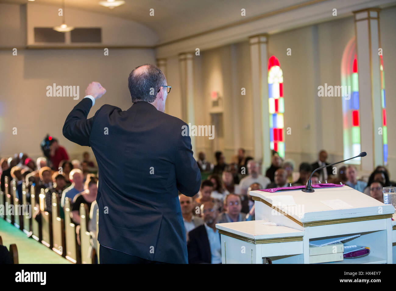 Detroit, Michigan, USA. 24. März 2017. Tom Perez, Vorsitzender des Democratic National Committee, spricht bei der "demokratischen Wende Tour" in der Kirche des neuen Bundes-Baptist. Bildnachweis: Jim West/Alamy Live-Nachrichten Stockfoto