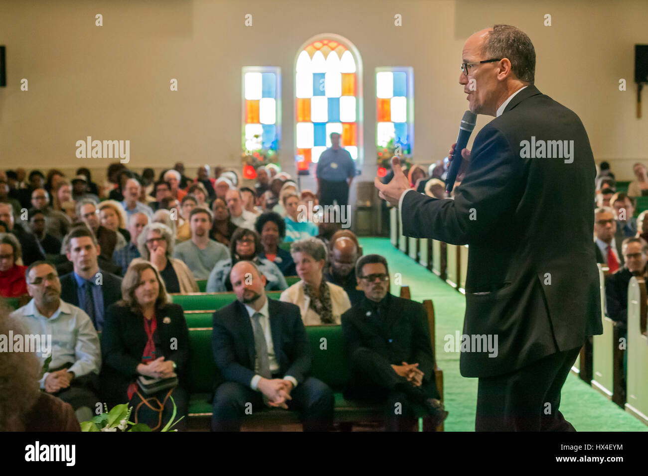 Detroit, Michigan, USA. 24. März 2017. Tom Perez, Vorsitzender des Democratic National Committee, spricht bei der "demokratischen Wende Tour" in der Kirche des neuen Bundes-Baptist. Bildnachweis: Jim West/Alamy Live-Nachrichten Stockfoto