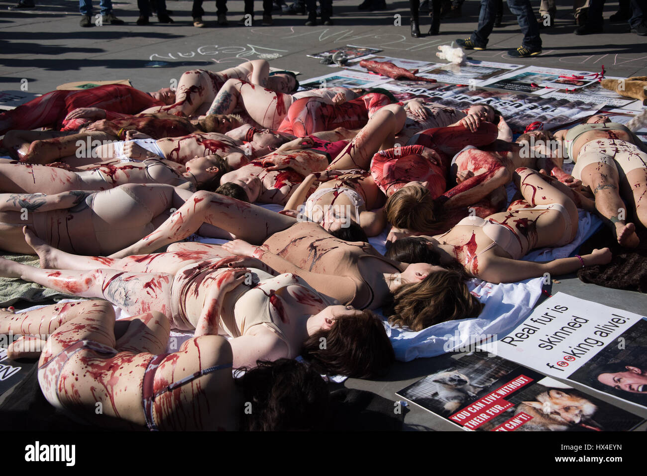 London, UK. 25. März 2017. Veganen Aktivisten protestieren in Trafalgar Square gegen die Pelzindustrie, London Credit: Alan D West/Alamy Live News Stockfoto