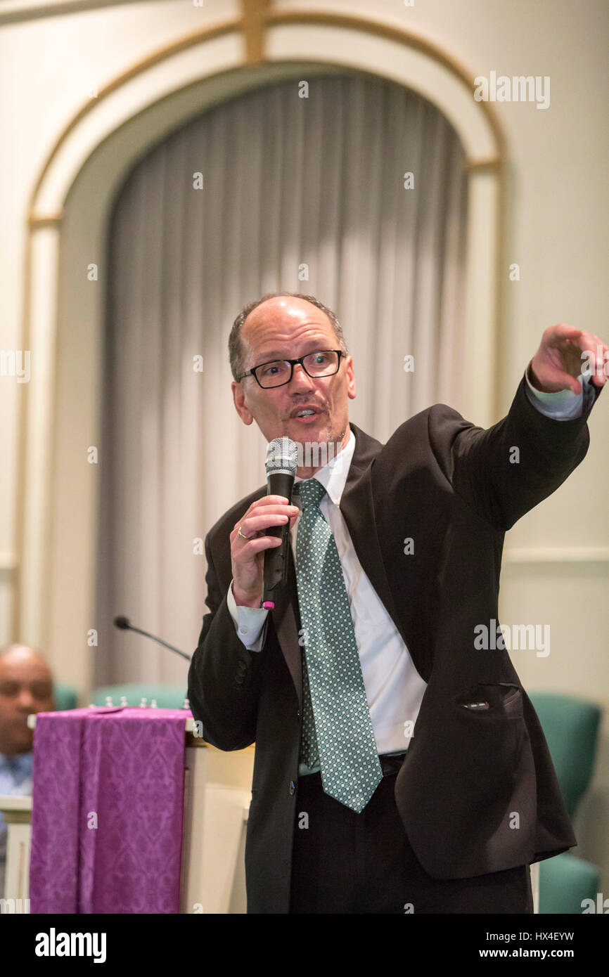 Detroit, Michigan, USA. 24. März 2017. Tom Perez, Vorsitzender des Democratic National Committee, spricht bei der "demokratischen Wende Tour" in der Kirche des neuen Bundes-Baptist. Bildnachweis: Jim West/Alamy Live-Nachrichten Stockfoto